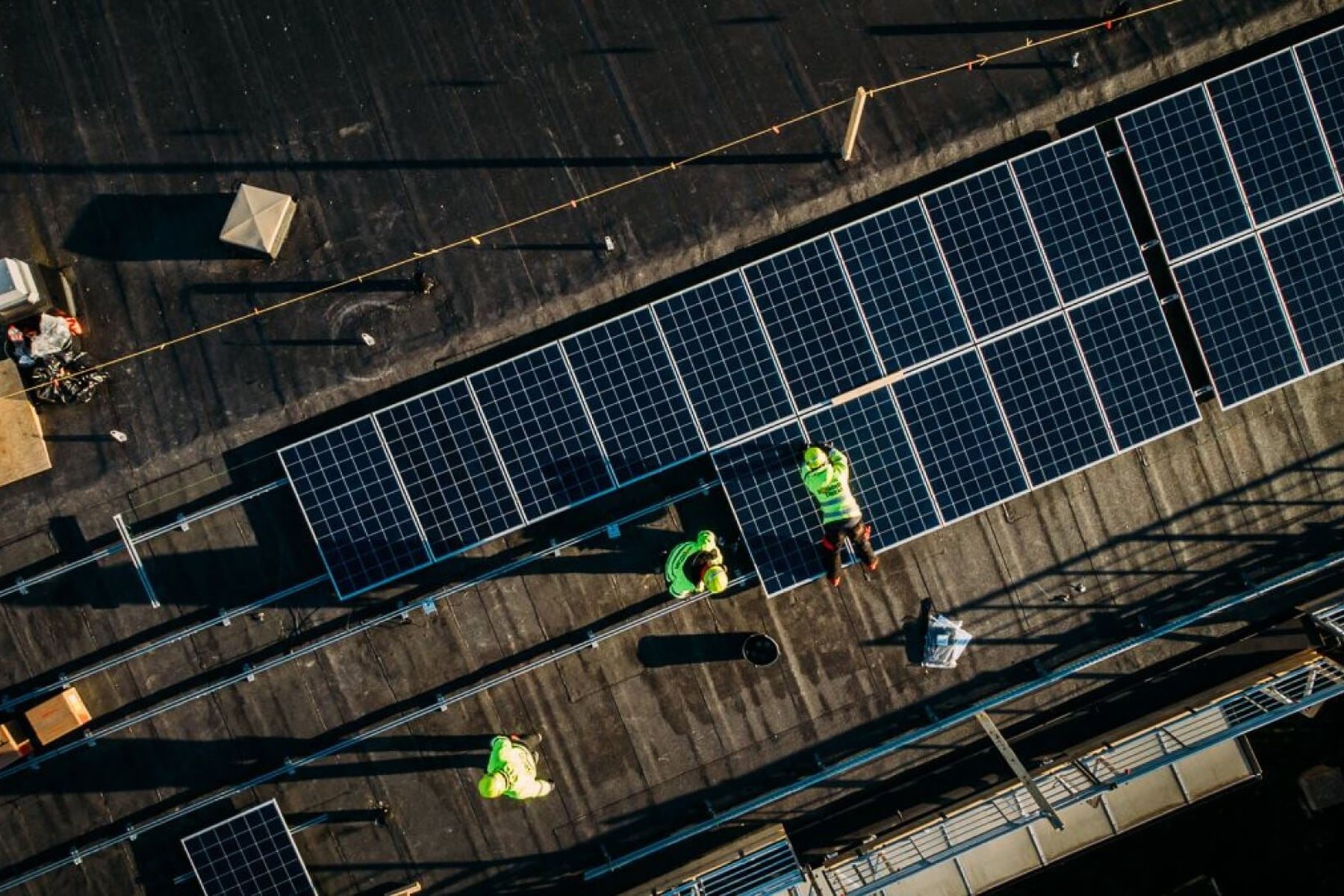 Medarbetare på Elektrikern monterar solpaneler på en fastighet i västerås