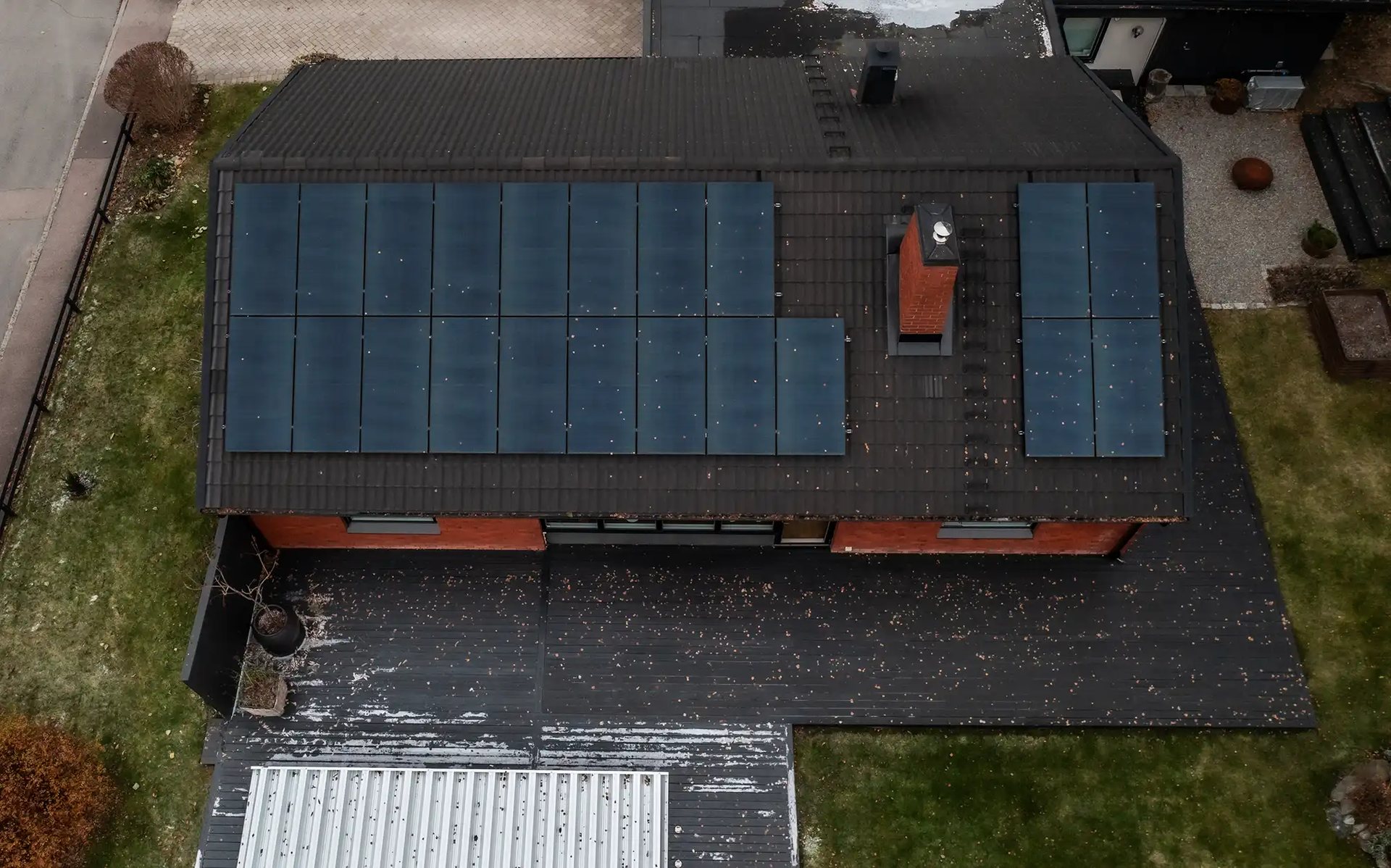 Medarbetare på Elektrikern monterar solpaneler på en fastighet i västerås